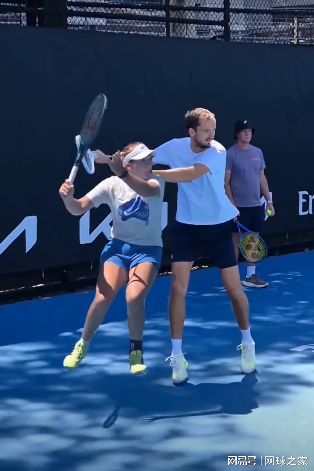 欧洲杯直播-外网网友对比小安娃与梅总正手慢动作，这其中很多道理引人深思